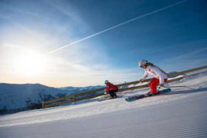 Couple skiing in Hochkönig